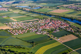 Vue oblique de Les rives du Main en Untertheres à le quartier Untertheres in Theres dans le département Bavière, Allemagne