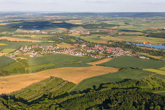 Vue aérienne de Les rives du Main à le quartier Obertheres in Theres dans le département Bavière, Allemagne