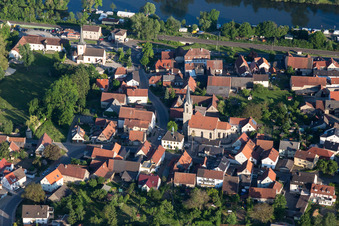 Vue aérienne de Église paroissiale « St. Kilian » au centre du village à le quartier Obertheres in Theres dans le département Bavière, Allemagne