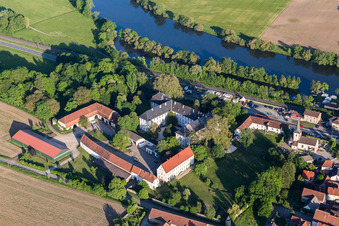 Vue aérienne de Château de Ditfurth à le quartier Obertheres in Theres dans le département Bavière, Allemagne