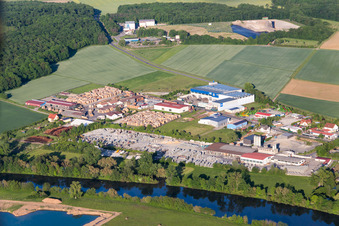 Vue aérienne de Domaine industriel et création d'entreprises avec Hochrein Beton GmbH et Sägewerk Reitz GmbH à Wonfurt dans le département Bavière, Allemagne
