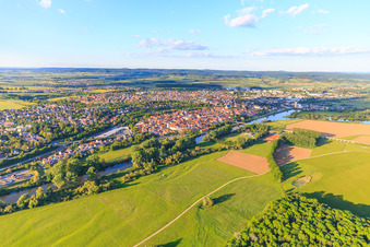 Vue aérienne de Vue de la vieille ville au-delà du Main depuis l'ouest à Haßfurt dans le département Bavière, Allemagne