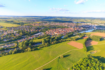 Vue aérienne de Vue de la vieille ville au-delà du Main depuis l'ouest à Haßfurt dans le département Bavière, Allemagne