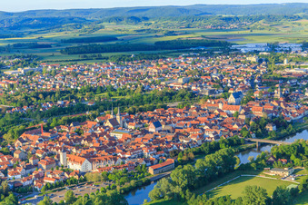 Vue aérienne de Vue d'ensemble de la vieille ville au-delà du Main depuis l'ouest à Haßfurt dans le département Bavière, Allemagne
