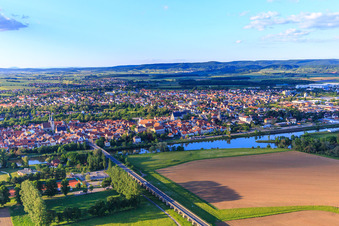 Vue aérienne de Pont principal de crue menant au pont principal de la vieille ville à Haßfurt dans le département Bavière, Allemagne