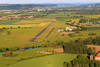 Vue aérienne de Piste de l'aérodrome commercial Haßfurt-Haßberge GmbH à le quartier Mariaburghausen in Haßfurt dans le département Bavière, Allemagne