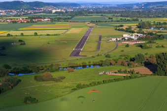 Vue aérienne de Piste de l'aérodrome commercial Haßfurt-Haßberge GmbH à le quartier Mariaburghausen in Haßfurt dans le département Bavière, Allemagne
