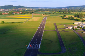 Photographie aérienne de Piste de l'aérodrome commercial Haßfurt-Haßberge GmbH à le quartier Mariaburghausen in Haßfurt dans le département Bavière, Allemagne