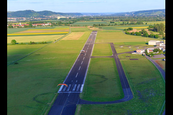 Vue oblique de Piste de l'aérodrome commercial Haßfurt-Haßberge GmbH à le quartier Mariaburghausen in Haßfurt dans le département Bavière, Allemagne