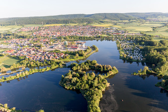Vue aérienne de Zones riveraines du lac Sander Baggersee à Sand am Main dans le département Bavière, Allemagne