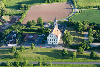 Vue aérienne de Église de pèlerinage à le quartier Limbach in Eltmann dans le département Bavière, Allemagne