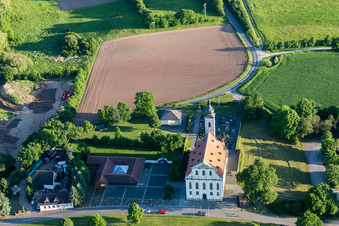 Vue oblique de Église de pèlerinage à le quartier Limbach in Eltmann dans le département Bavière, Allemagne