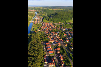 Vue aérienne de Vue du village sur le canal principal devant l'écluse Limbach de l'Office des voies navigables et de la navigation de Schweinfurt à le quartier Limbach in Eltmann dans le département Bavière, Allemagne