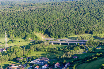 Vue aérienne de Sortie du tunnel A70 à le quartier Limbach in Eltmann dans le département Bavière, Allemagne