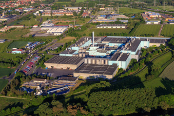 Vue aérienne de Zone industrielle Eltmann vue de l'ouest avec l'usine de papier Palm GmbH & Co. | Plant Eltmann et Schwarzmüller Deutschland GmbH à le quartier Limbach in Eltmann dans le département Bavière, Allemagne