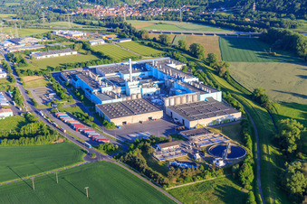 Vue aérienne de Zone industrielle Eltmann du nord-ouest avec l'usine de papier Palm GmbH & Co. | Plant Eltmann et Schwarzmüller Deutschland GmbH à le quartier Limbach in Eltmann dans le département Bavière, Allemagne