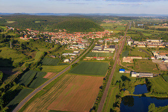 Vue aérienne de Vue de la ville depuis l'ouest avec la zone industrielle Straßenäcker et l'industrie du bois HENFLING à Ebelsbach dans le département Bavière, Allemagne