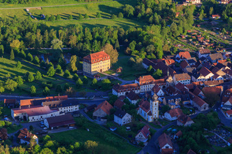 Vue aérienne de Château Gleisenau avec église du château à le quartier Gleisenau in Ebelsbach dans le département Bavière, Allemagne
