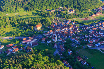 Photographie aérienne de Château Gleisenau avec église du château à le quartier Gleisenau in Ebelsbach dans le département Bavière, Allemagne