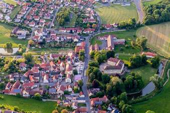 Vue aérienne de Château et parc du château à Rentweinsdorf dans le département Bavière, Allemagne