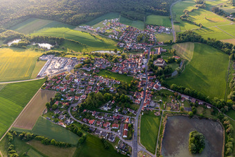 Vue aérienne de Vue des rues et des maisons dans les quartiers résidentiels à Rentweinsdorf dans le département Bavière, Allemagne