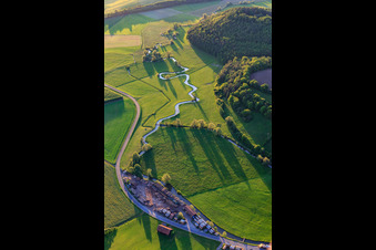 Vue aérienne de Courbe sinueuse et sinueuse d'un ruisseau - rivière Baunach à le quartier Frickendorf in Ebern dans le département Bavière, Allemagne