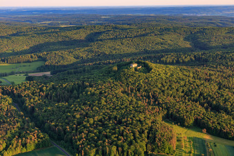 Vue aérienne de Ruines du château de Bramberg à le quartier Hohnhausen in Burgpreppach dans le département Bavière, Allemagne