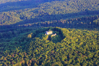 Vue oblique de Ruines du château de Bramberg à le quartier Hohnhausen in Burgpreppach dans le département Bavière, Allemagne