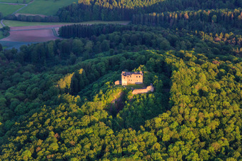 Ruines du château de Bramberg à le quartier Hohnhausen in Burgpreppach dans le département Bavière, Allemagne d'en haut