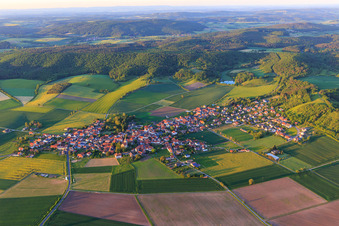 Vue aérienne de Vue du village depuis le sud-ouest à le quartier Goßmannsdorf in Hofheim in Unterfranken dans le département Bavière, Allemagne