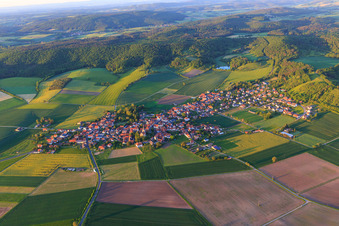Photographie aérienne de Vue du village depuis le sud-ouest à le quartier Goßmannsdorf in Hofheim in Unterfranken dans le département Bavière, Allemagne