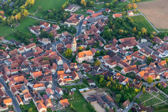 Vue aérienne de Bâtiment d'église au centre du village à le quartier Rügheim in Hofheim in Unterfranken dans le département Bavière, Allemagne