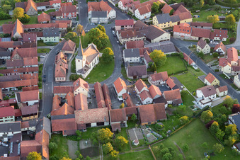 Vue aérienne de Église à Löffelsterzim, Bavière à le quartier Löffelsterz in Schonungen dans le département Bavière, Allemagne