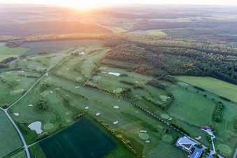 Vue aérienne de Terrain de golf du Golf Club Schweinfurt eV à le quartier Löffelsterz in Schonungen dans le département Bavière, Allemagne
