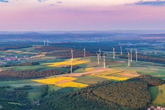 Vue aérienne de Parc éolien à la lumière du soir à le quartier Marktsteinach in Schonungen dans le département Bavière, Allemagne