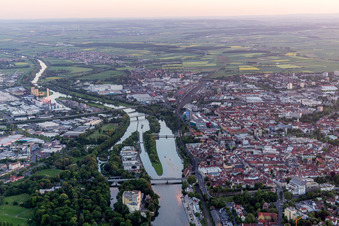 Vue oblique de Vue sur la ville sur les rives du Main à Schweinfurt dans le département Bavière, Allemagne