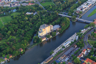 Vue aérienne de Cramer-Mühle GmbH & Co. KG sur l'île principale à Schweinfurt dans le département Bavière, Allemagne