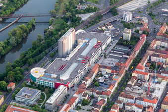 Vue aérienne de Centre commercial Stadtgalerie Schweinfurt et gratte-ciel SKF à Schweinfurt dans le département Bavière, Allemagne