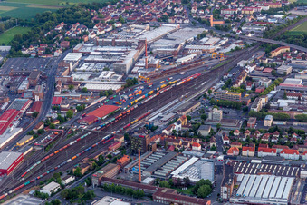 Vue aérienne de Installations techniques dans la zone industrielle de ZF Friedrichshafen AG à la gare principale à le quartier Oberndorf in Schweinfurt dans le département Bavière, Allemagne