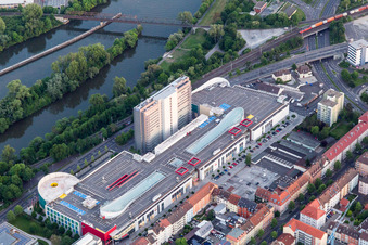 Vue aérienne de Centre commercial Stadtgalerie Schweinfurt et gratte-ciel SKF à Schweinfurt dans le département Bavière, Allemagne