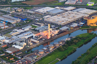 Vue aérienne de Vue d'ensemble de la zone industrielle Hafen-West au niveau du port Schweinfurt depuis le nord avec GKS, ZF Friedrichshafen Plant South, Bosch Rexroth, SKF GmbH Plant 3 et ML Lubrication GmbH à Schweinfurt dans le département Bavière, Allemagne