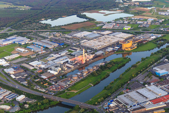 Vue aérienne de Vue d'ensemble de la zone industrielle Hafen-West au niveau du port Schweinfurt depuis le nord avec GKS, ZF Friedrichshafen Plant South, Bosch Rexroth, SKF GmbH Plant 3 et ML Lubrication GmbH à Schweinfurt dans le département Bavière, Allemagne