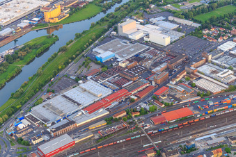 Vue aérienne de Parc industriel SKF entre B26 et Uferstraße avec l'usine 2 de SKF GmbH et ZF Friedrichshafen AG - ZF Aftermarket à le quartier Oberndorf in Schweinfurt dans le département Bavière, Allemagne