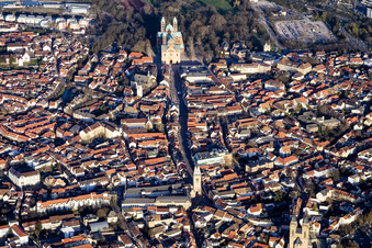 Vue aérienne de Promenade de la rue Maximilien menant à la cathédrale de Spire à Speyer dans le département Rhénanie-Palatinat, Allemagne