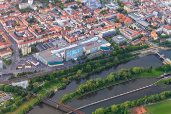 Vue aérienne de Zone commerciale ECE avec l'immeuble de grande hauteur SKF Plant 1 avec Stadtgalerie Schweinfurt et MediaMarkt Schweinfurt Ville vue du sud-ouest à Schweinfurt dans le département Bavière, Allemagne