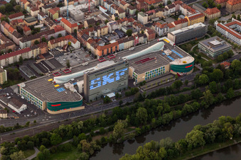 Vue oblique de Centre commercial Stadtgalerie Schweinfurt et gratte-ciel SKF à Schweinfurt dans le département Bavière, Allemagne