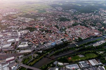 Vue aérienne de Vue de la ville avec la galerie de la ville Schweinfurt et le gratte-ciel SKF sur les rives du Main à Schweinfurt dans le département Bavière, Allemagne