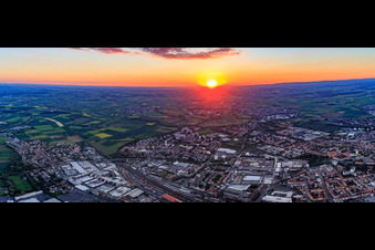 Vue aérienne de Coucher de soleil sur la ville à Schweinfurt dans le département Bavière, Allemagne