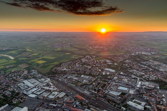 Vue aérienne de Coucher de soleil sur le paysage de Mainfranken à Schweinfurt dans le département Bavière, Allemagne