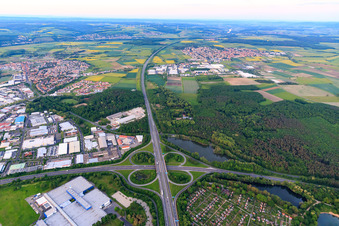 Vue aérienne de Trèfle autoroutier de la jonction Schweinfurt-Zentrum de l'A70 à la B285 avec parking et jardins familiaux au bord du lac à Schweinfurt dans le département Bavière, Allemagne